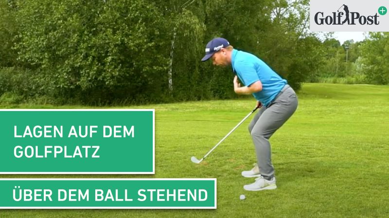 Über dem Ball stehend