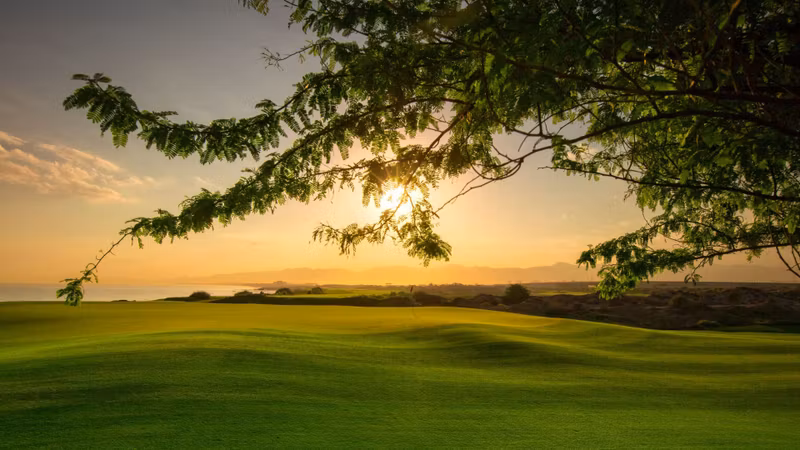 Golfreisen Oman: Golfen zwisch...