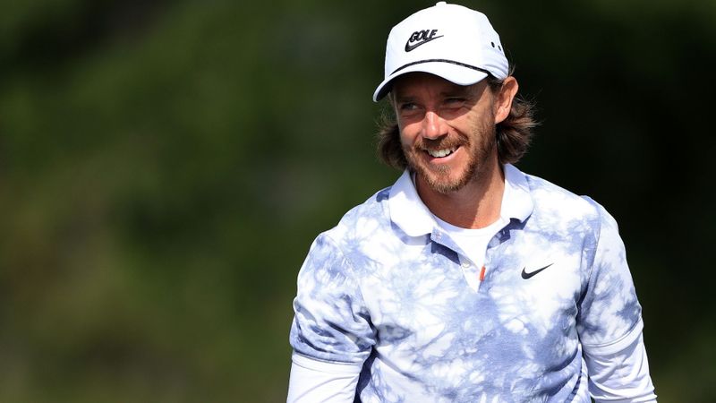Tommy Fleetwood mit Haarpflege...