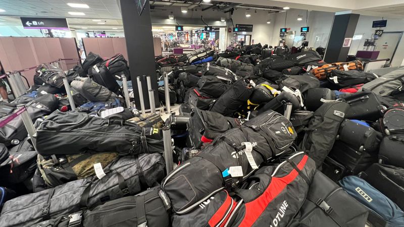 Golf im Reise-Chaos: Bag-Berge...