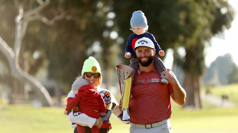 Family first - Jon Rahm feiert...