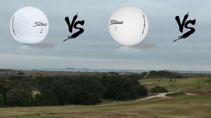 Drei Titleist-Golfbälle auf ei...