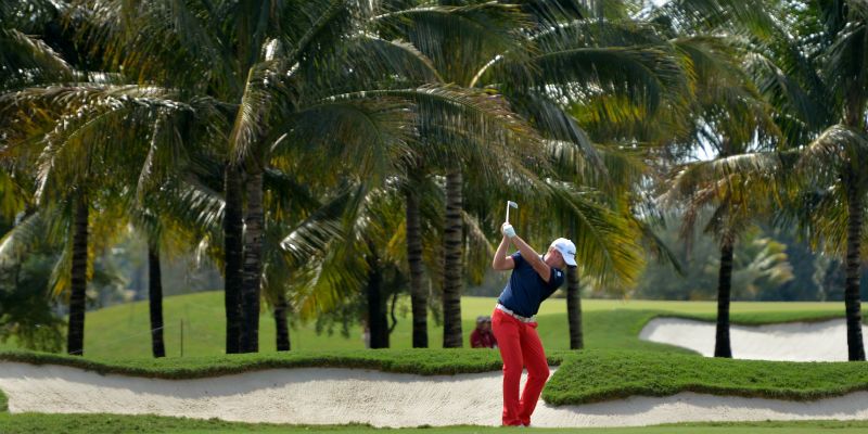 Fairwaybunker: Mit dem Tee aus...