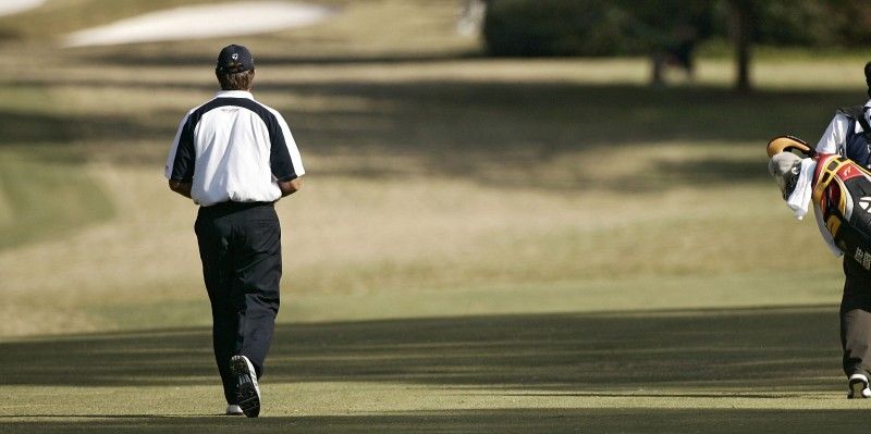 Golfbag auf der Runde: Tragen...