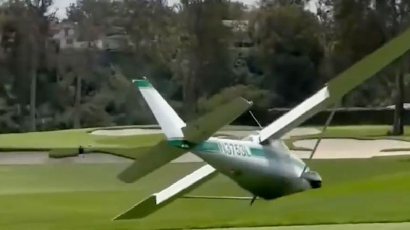 Flugzeug macht Notlandung im R...