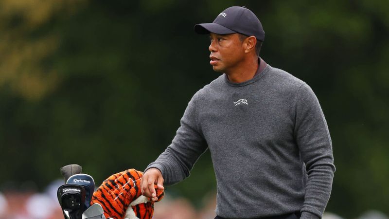 Tiger Woods spielt sich beim U...