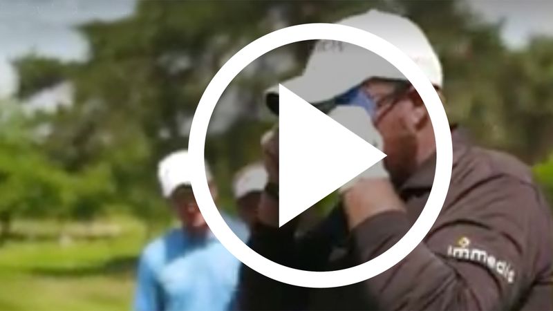 Video: Tour-Profis golfen blin...
