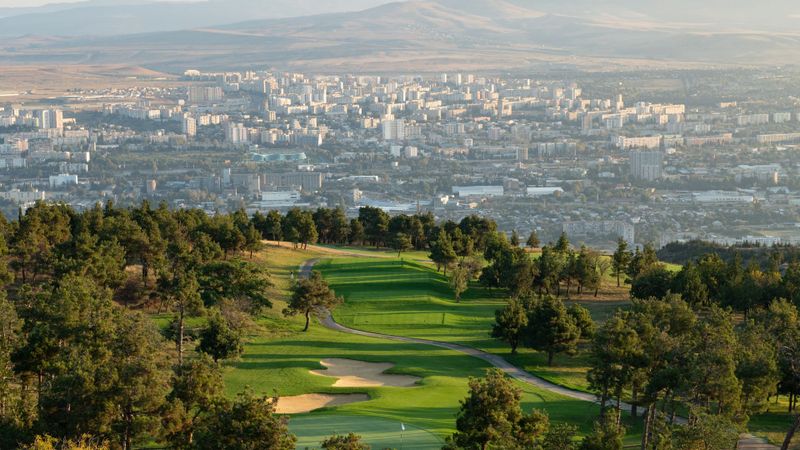 Tbilisi Hills Golf Course: Ein...
